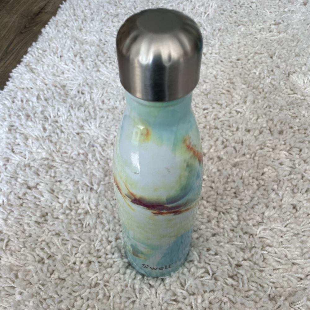 Swell bottle used a few times some signs of use especially on the bottom.